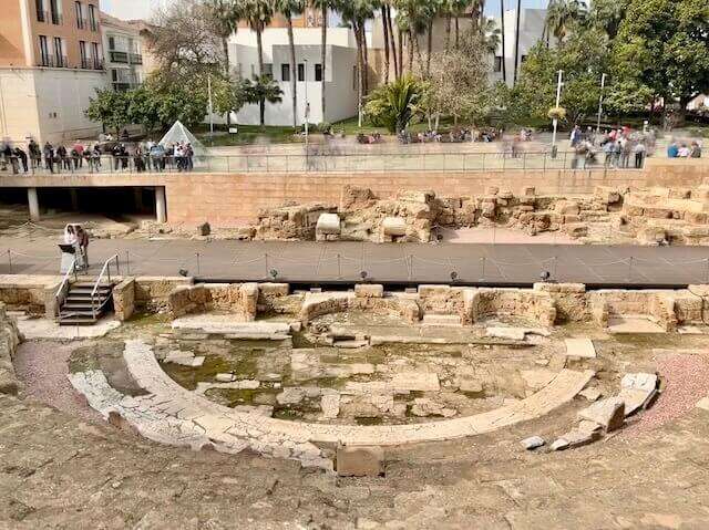 Lugares-más-importantes-que-ver-en-Málaga-en-72-horas-Teatro-Romano