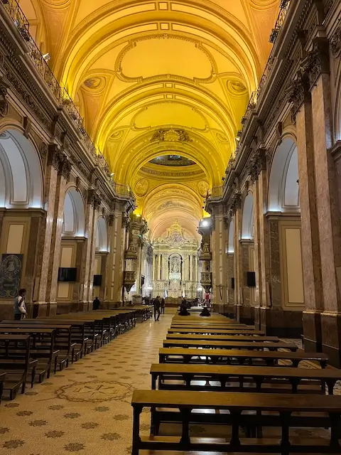 lugares-imprescindibles-en-Buenos-Aires-catedral-Metropolitana
