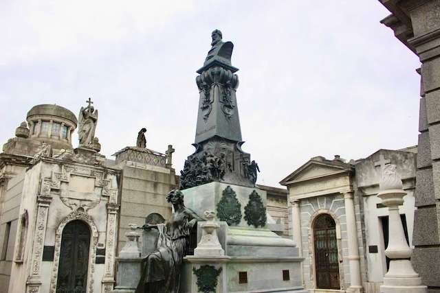 lugares-imprescindibles-en-Buenos-Aires-cementerio-la-Recoleta