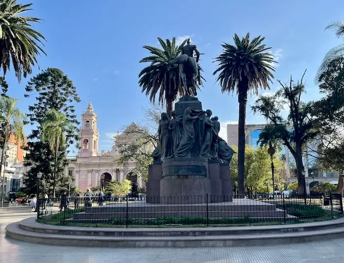 qué-hacer-en-Salta-en-3-días-Plaza-9-de-Julio