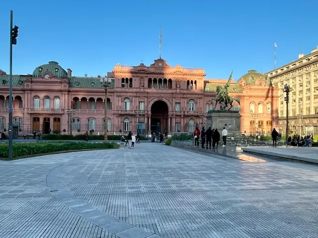 lugares-imprescindibles-en-Buenos-Aires-Plaza-de-Mayo