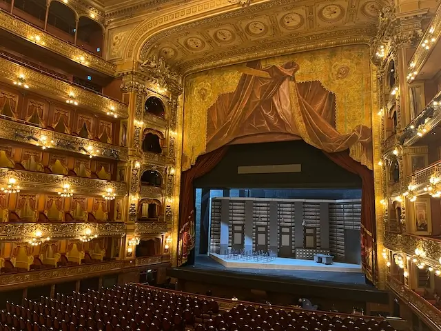 lugares-imprescindibles-en-Buenos-Aires-teatro-Colón