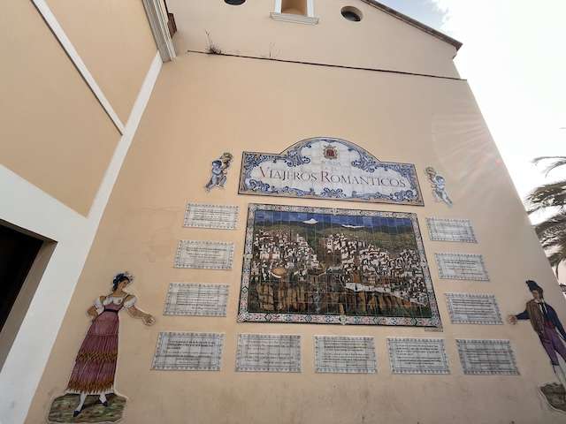 qué-ver-en-un-día-en-Ronda-Plaza-María-Auxiliadora-mural-viajeros-románticos